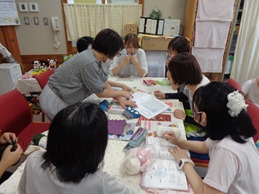 みんなで編み物