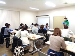 講師先生の説明を聞くようす