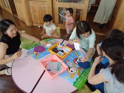 親子で色紙をちぎって花火を作っている様子