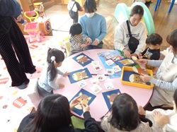 親子で馬の福笑いを作るようす