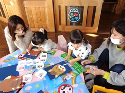 子どもたちが福笑いを作るようす