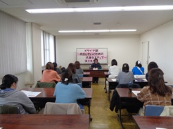 お母さんたちが講座に参加をしているようす