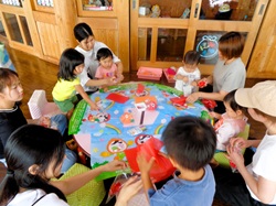 みんなで制作をするようす