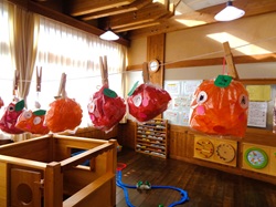 みかんとりんごの制作がぶら下がるようす