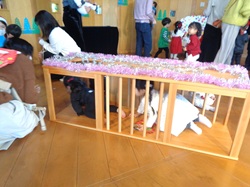 トンネルをくぐるようす