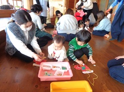 親子でサンタブーツを作るようす