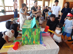 パパとゲームをするようす