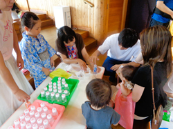 家族でブースに参加をしているようす