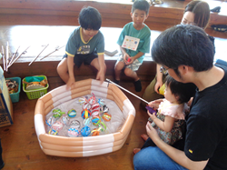 パパとヨーヨー釣りをするようす