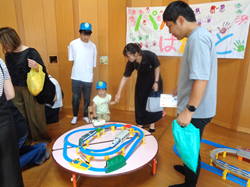 プラレールで遊んでいるようす