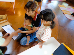 足型をスタンプで押すようす