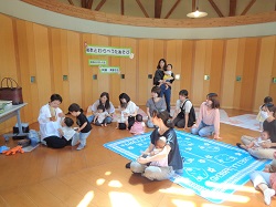 講師先生が絵本の読み聞かせをするようす