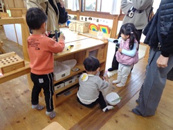 こども園で遊んでいるようす