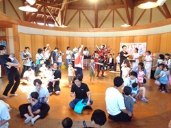 みんなで踊るようす