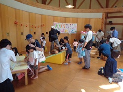 ブースで楽しく遊ぶようす