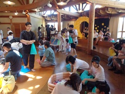 いろいろなブースで遊ぶようす