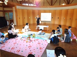 講師先生が話をしているようす
