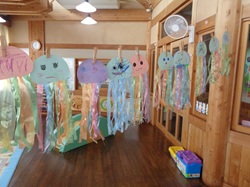 たくさんのクラゲがぶら下がるようす