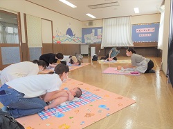 お母さんが赤ちゃんにマッサージをするようす