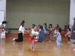 キッズチアダンスをする子どもたち