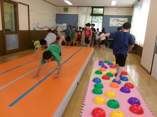 エアー遊具での運動遊び