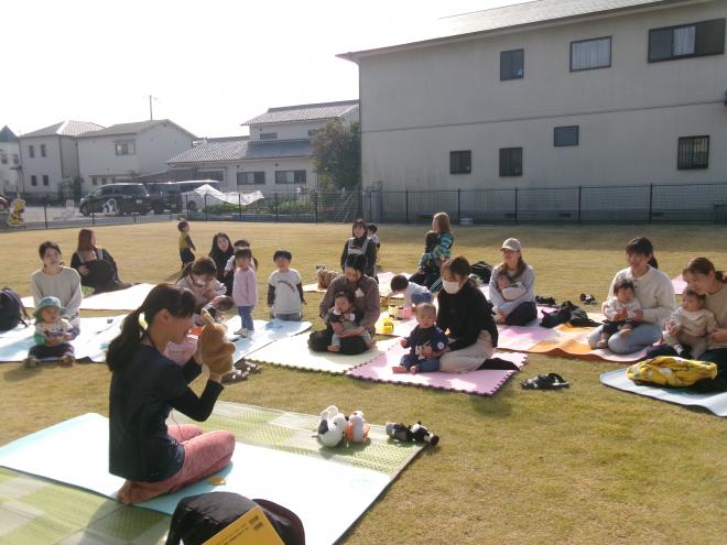 芝生でふれあい遊び