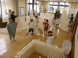 紙コップ造形アートをする子どもたち