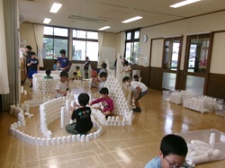 紙コップ造形アートをする子どもたち