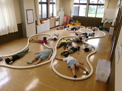 紙コップ造形アートをする子どもたち