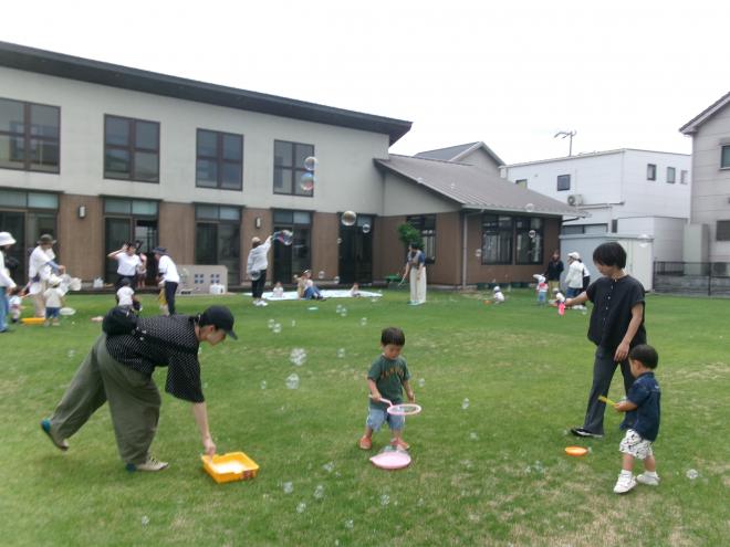 親子でしゃぼん玉あそびを楽しんでいる様子