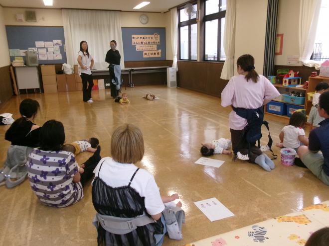 抱っこ紐の付け方を学ぶ