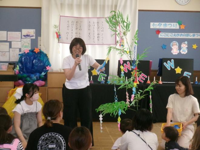 七夕飾りの作り方を聞いている様子