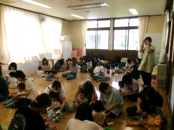 親子で七夕飾りを作っている様子