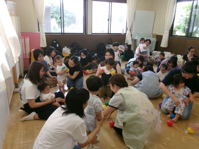 ボールを転がして遊んでいる様子