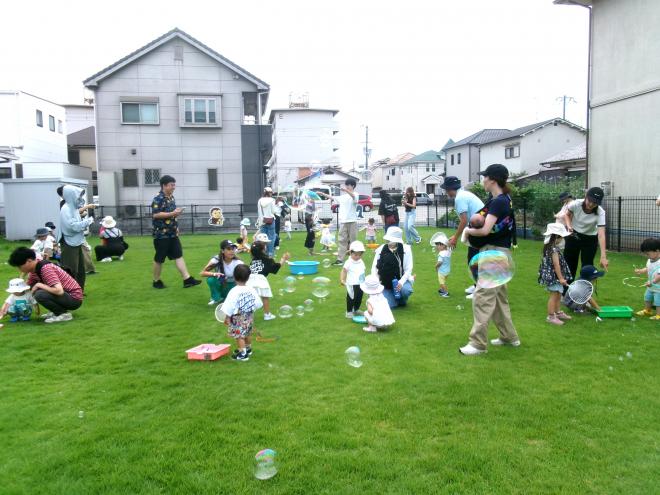 しゃぼん玉で遊ぶ様子