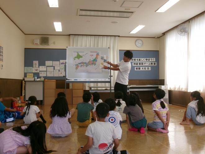 社会あそびの説明を聞いている様子