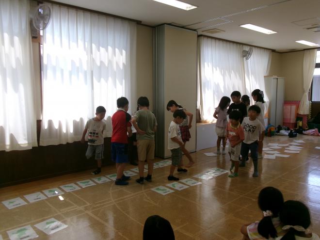 神経衰弱ゲームでカードを探している様子