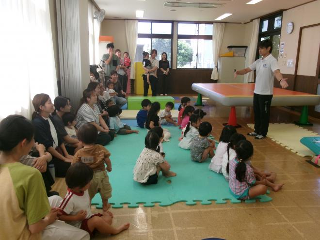 サーキット遊びの説明を聞いている様子