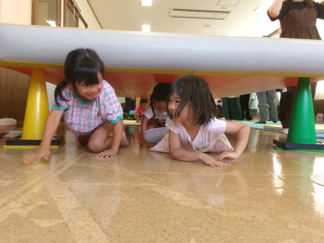 子ども達がトンネルをくぐっている様子