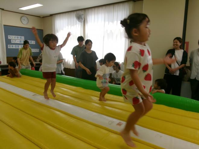 エアー遊具の上を跳んでいる