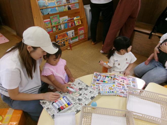 子ども達が顔を描いている様子