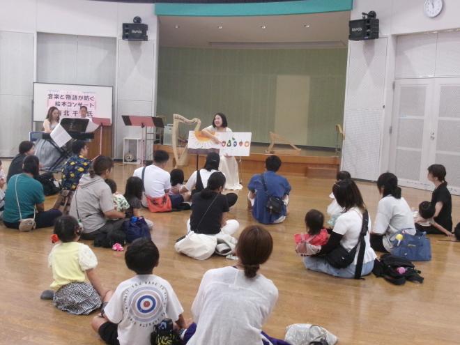 大型絵本の読み聞かせ
