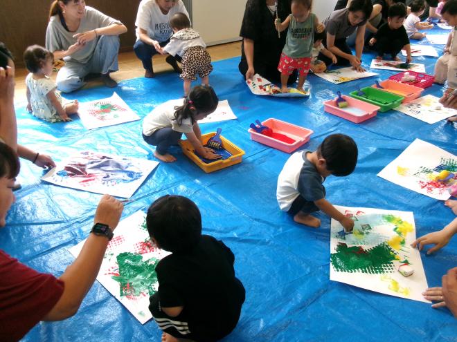 白画用紙に色々な絵の具でお絵描きしている様子