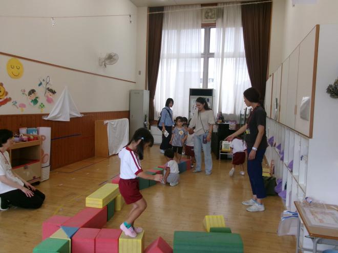幼稚園でソフトブロックで遊ぶ様子