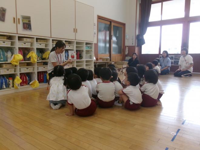 幼稚園で絵本をみる様子