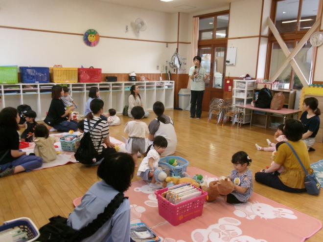 園長先生のお話を聞く様子