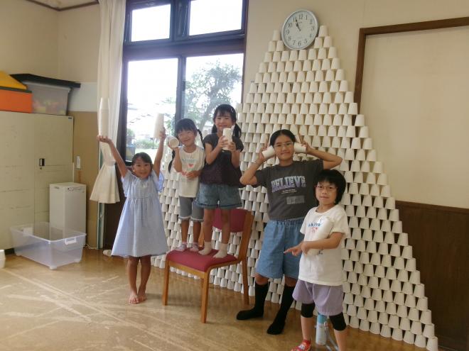 紙コップの作品の前で記念撮影