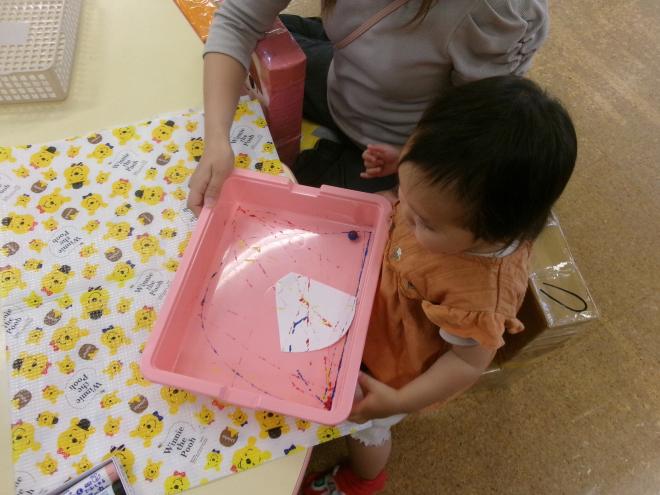 てるてるぼうずの制作をする親子