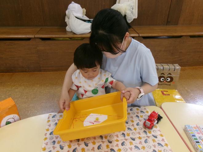 てるてるぼうずの制作をする親子