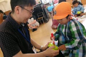 親子で水鉄砲の色を塗っている